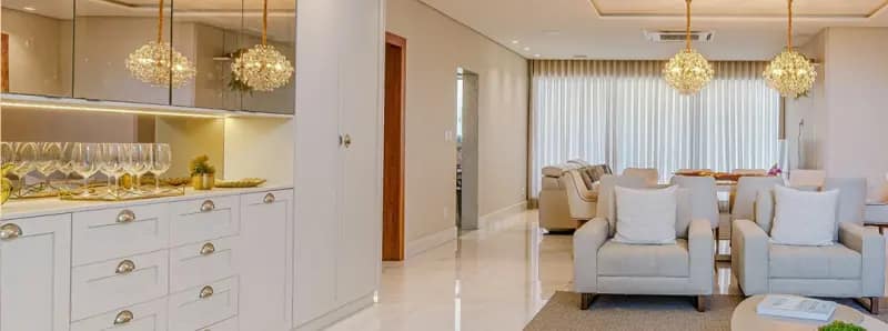 Sala de estar integrada com bar planejado, cristaleira e armários brancos